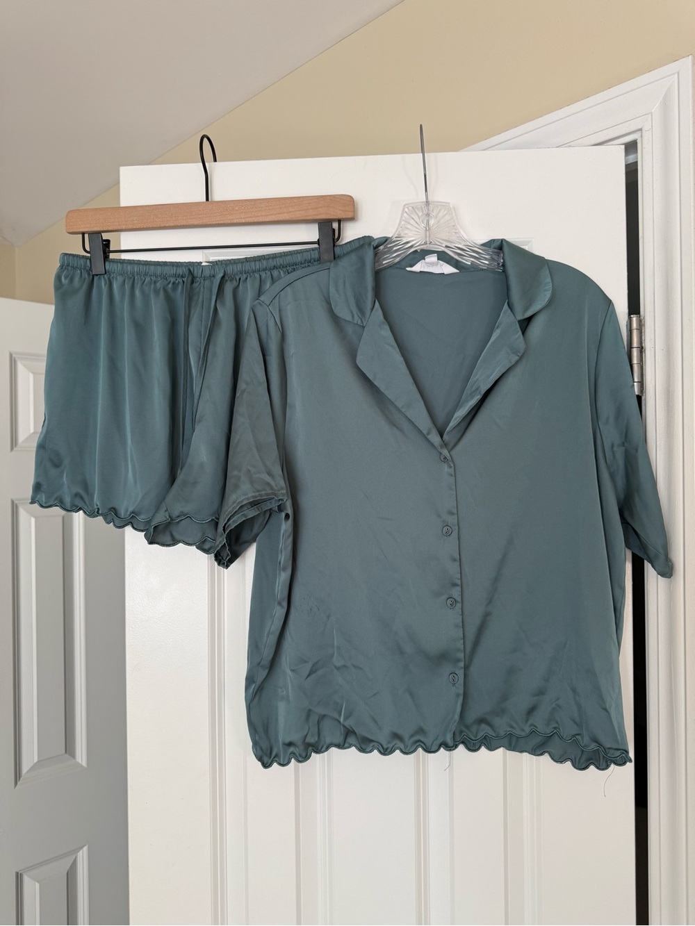 Danskin Scallop Sleep Set